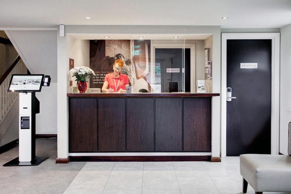 Premier Inn Huddersfield West Eksteriør bilde