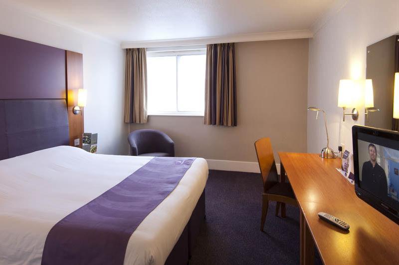 Premier Inn Huddersfield West Eksteriør bilde