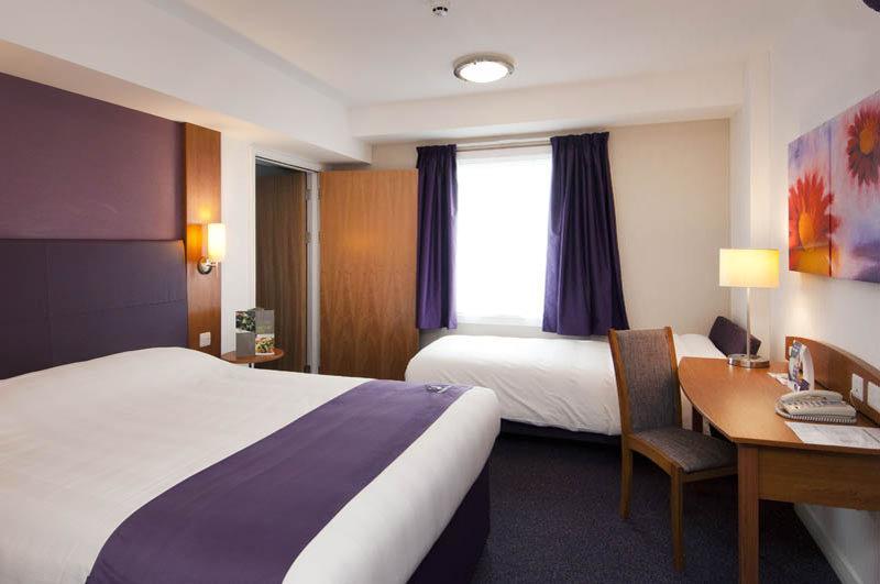 Premier Inn Huddersfield West Eksteriør bilde